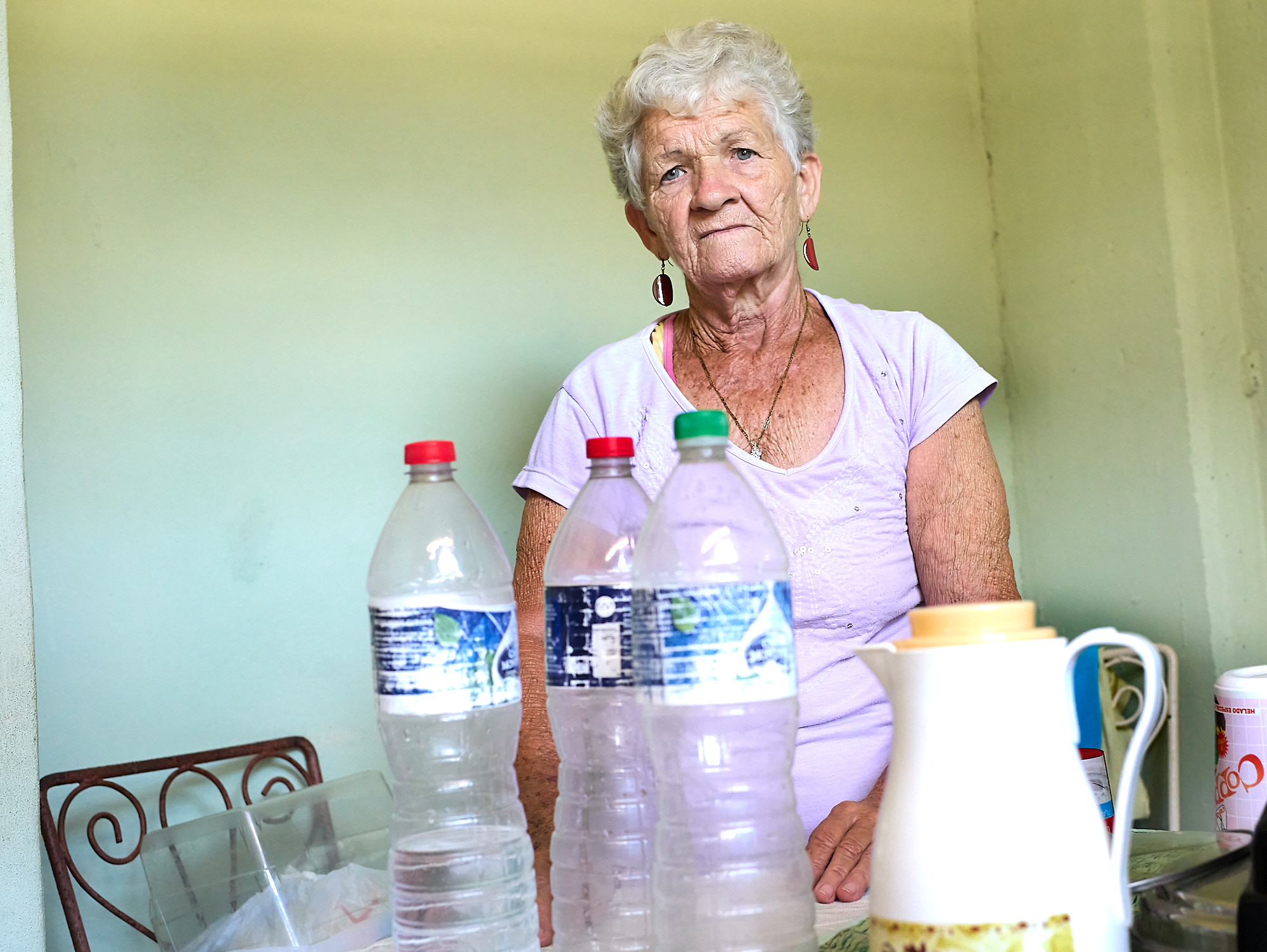 In Central Havana, Caridad and her husband boil all of their water and store it in reused plastic bottles. The tap supply isn’t trusted for drinking—extremely common in Cuba. Off camera, more than a dozen full bottles line the wall — a daily habit born out of necessity, not choice. It’s a quiet reminder that infrastructure failure doesn’t always look dramatic. Sometimes, it’s just an older woman filling bottles on a kitchen table.