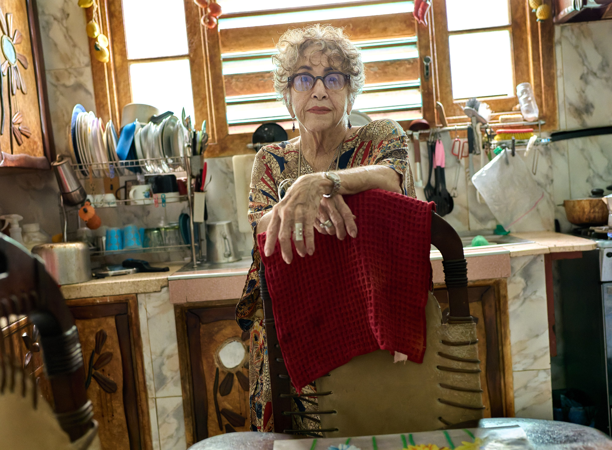 In her Havana kitchen, Ileana Yarza reflected on growing old and feeling tired, ready to set aside daily burdens, and dreaming of a quieter life near her son in Spain.