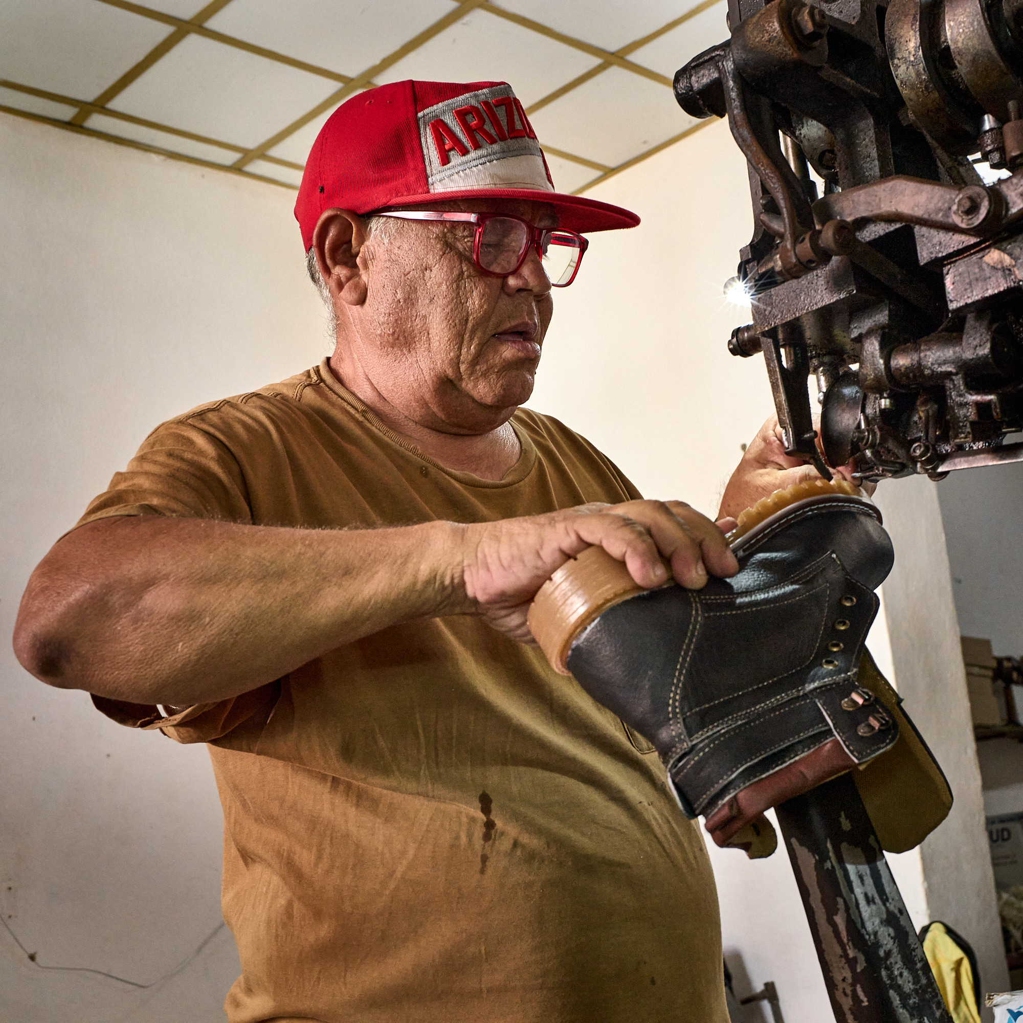 A Spanish-made RUMA S.L. machine, built in the 1960s, still hums in a Santa Clara shoe workshop. Its faded nameplate tells a story of endurance: Of machines kept alive long after their time, by people who refuse to let work stop.