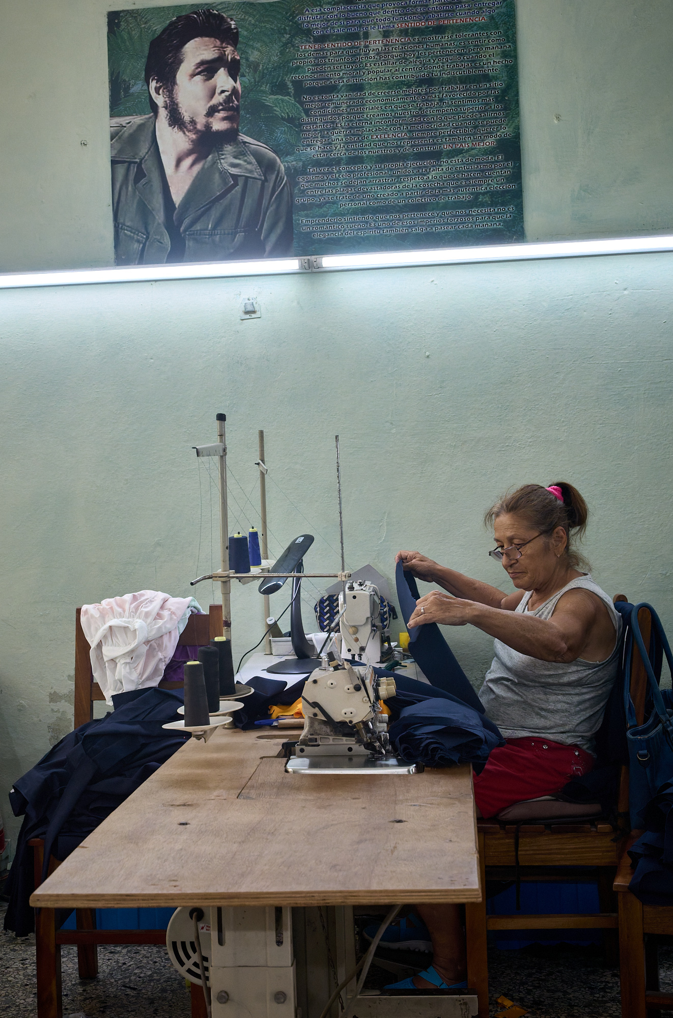 “Un País Mejor” — A Better Country: Above Naomi’s sewing machines hangs a poster titled “Sentido de Pertenencia” — “A Sense of Belonging.” It urges workers to take pride in their role, to strive for excellence, and to build “a better country” through shared effort. Though the workshop is now privatized, the women have left the poster up. Not out of blind allegiance, but perhaps because the core message still resonates. Pride in one’s craft. Respect for one’s peers. And the quiet belief that what they do matters.