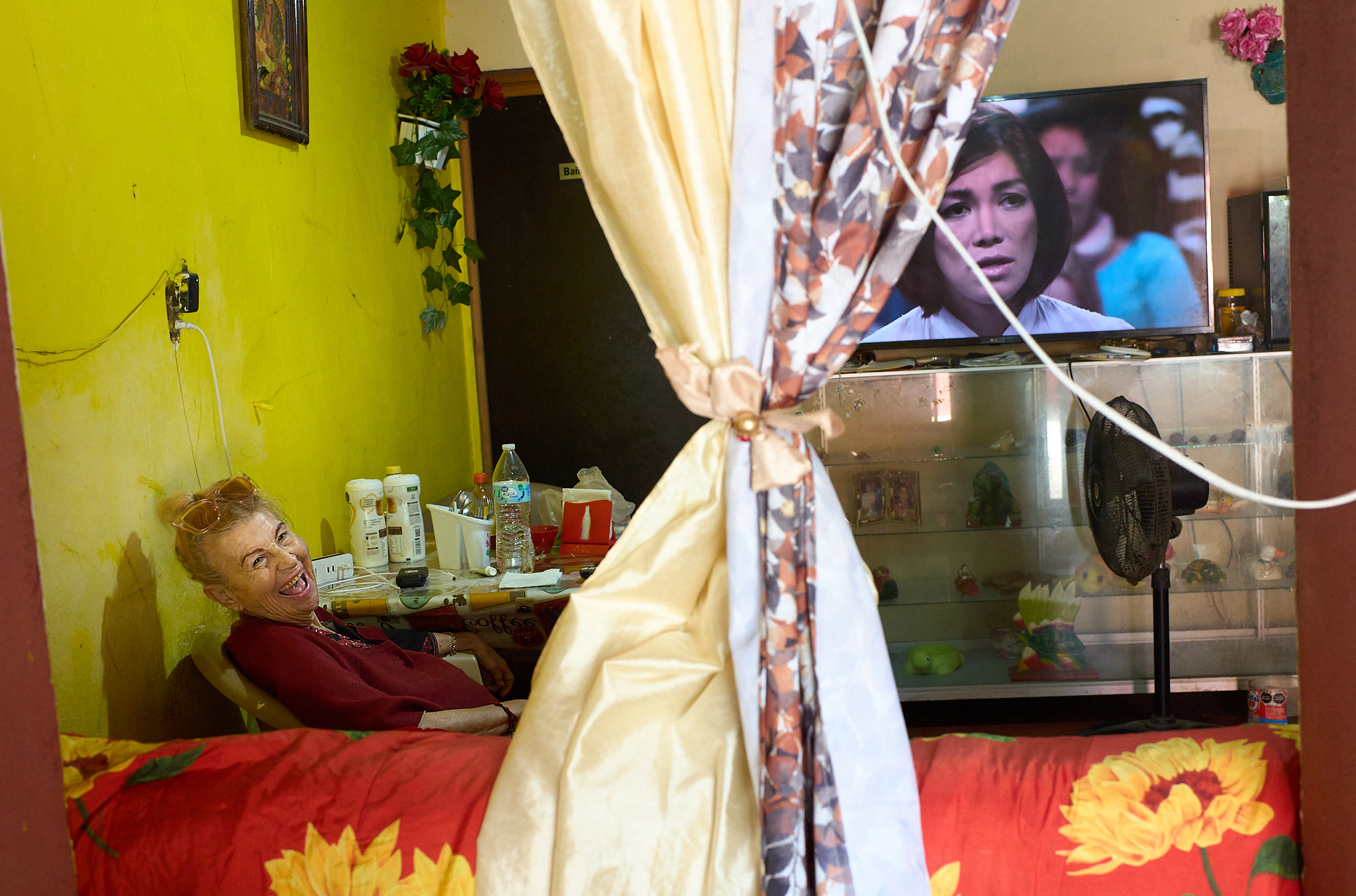 Josefina Woodward sits in her home in Cabo San Lucas with the quiet presence of three generations under one roof. She lives with her daughter, Susana, who runs a small home kitchen selling meals to neighbors, and her grandson, Cristian. I left with a warm hug and lasting memories of a generous family.